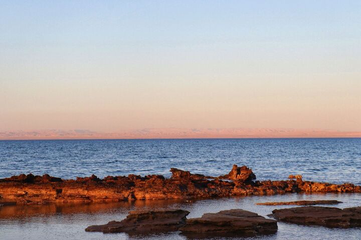 Felsiges Ufer bei Sonnenuntergang in Ain Sokhna