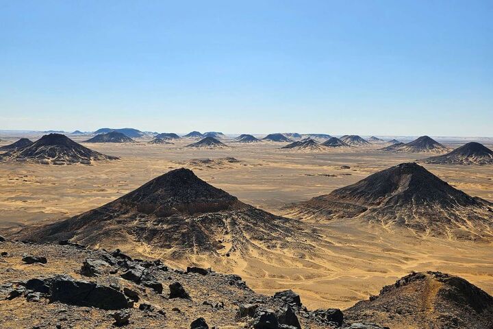 Wüstenhügel mit schwarzen Kuppen bei Al Bawiti in der Oase Bahariya