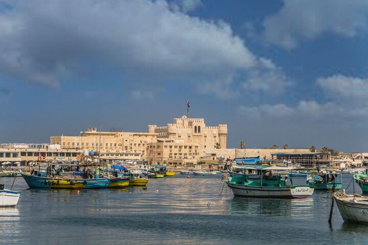 Fischerboote vor der Zitadelle von Qaitbay, Alexandria