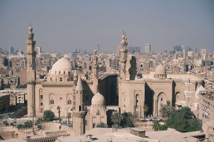 Moschee-Madrasa des Sultan Hassan und die Skyline von Kairo von oben