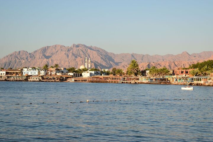 Dahabs Uferpromenade unter den Bergen des Sinai