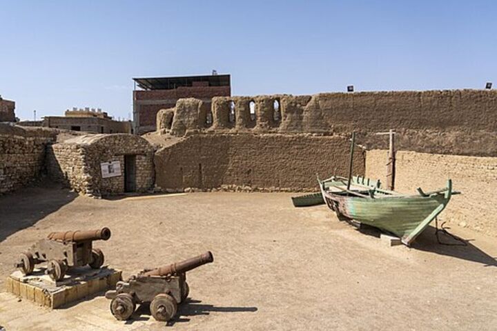 Kanonen und ein Holzboot in der osmanischen Festung von El Quseir