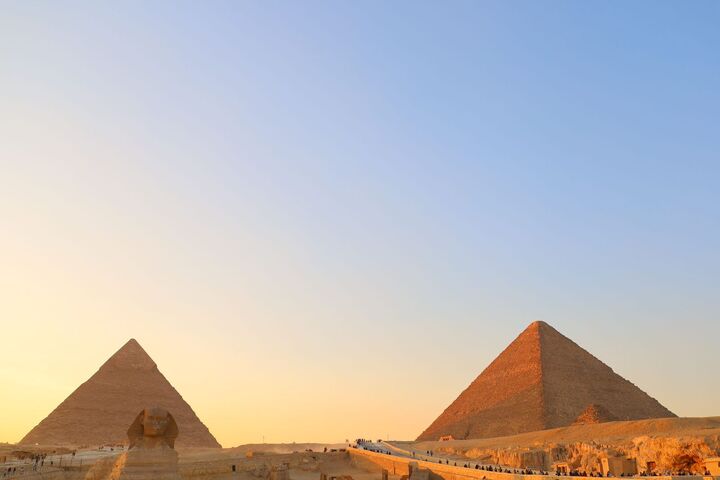Die Pyramiden von Gizeh und die Sphinx bei Sonnenuntergang