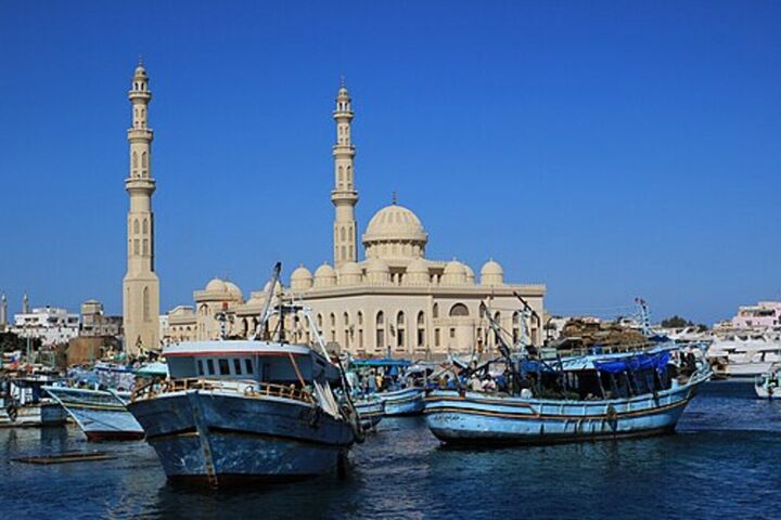 Die El-Mina-Moschee und Fischerboote im Hafen von Hurghada