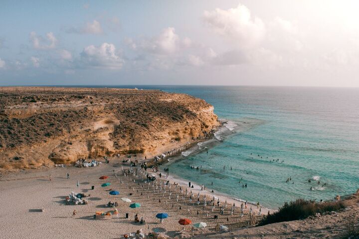 Ein Strand zwischen Kalksteinklippen in Marsa Matruh