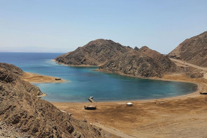 Eine türkisfarbene Bucht unter den Bergen des Sinai bei Nuweiba