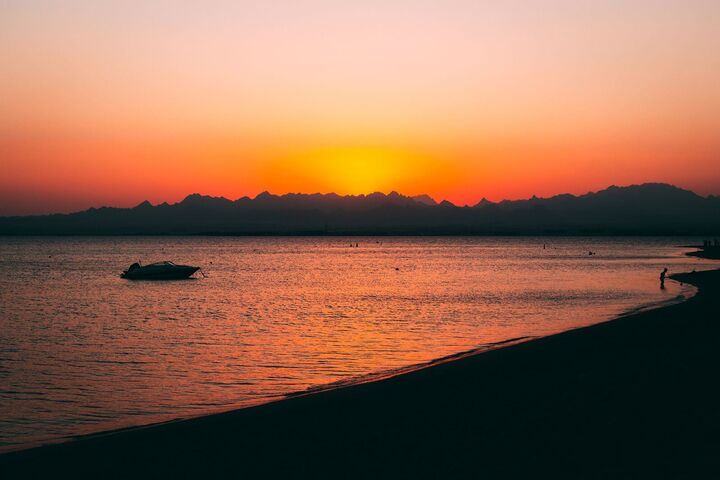 Sonnenaufgang über dem Roten Meer bei Safaga