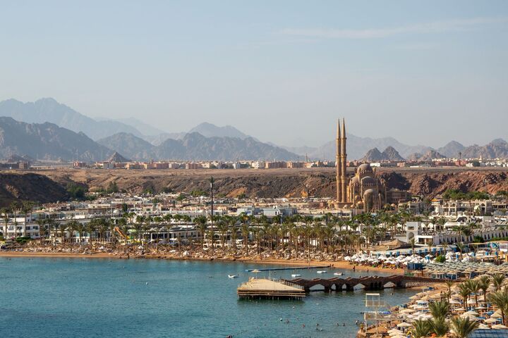 Bucht von Sharm El-Sheikh, Al-Sahaba-Moschee und das Sinai-Gebirge