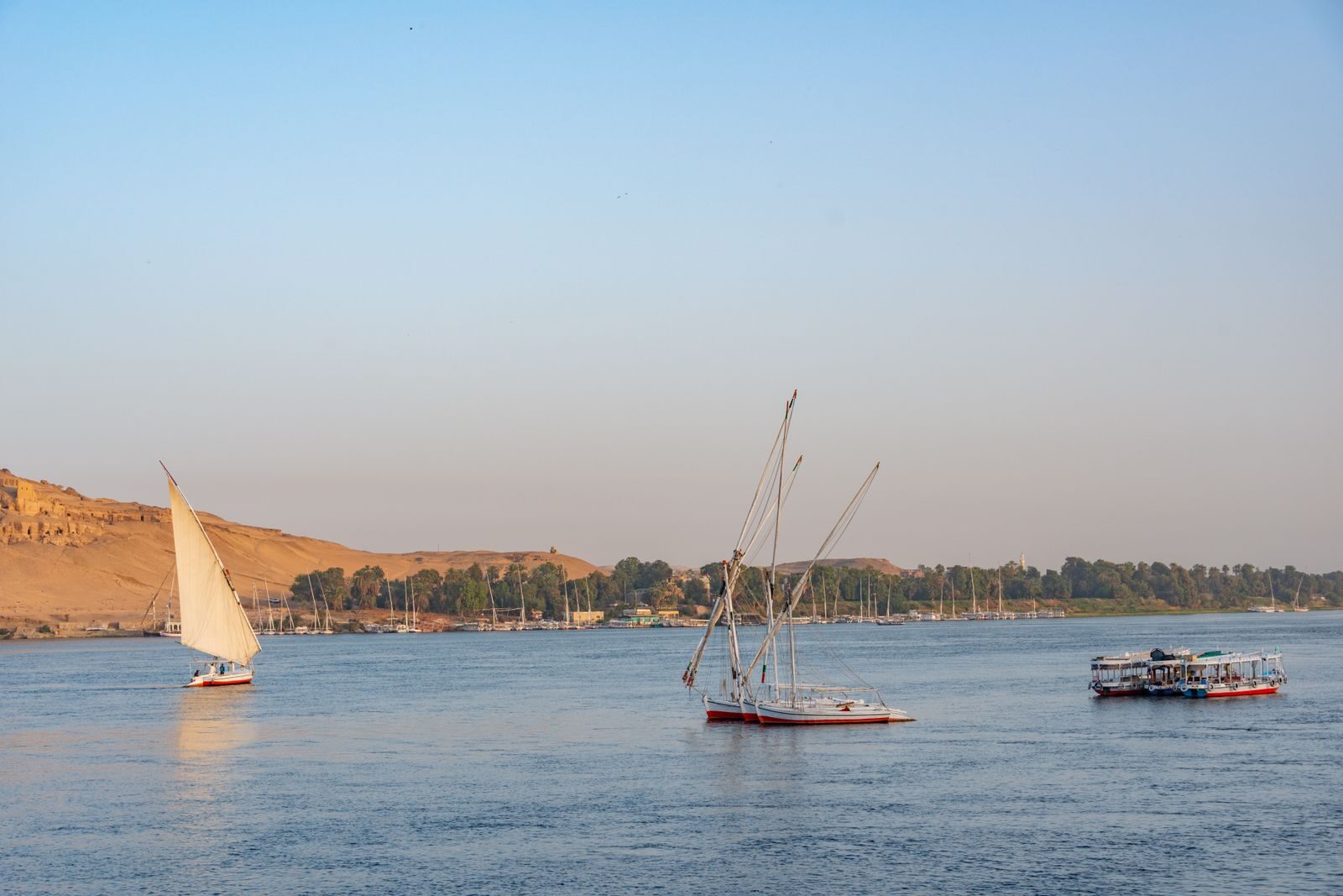 Feluken auf dem Nil vor den Wüstenhügeln bei Assuan